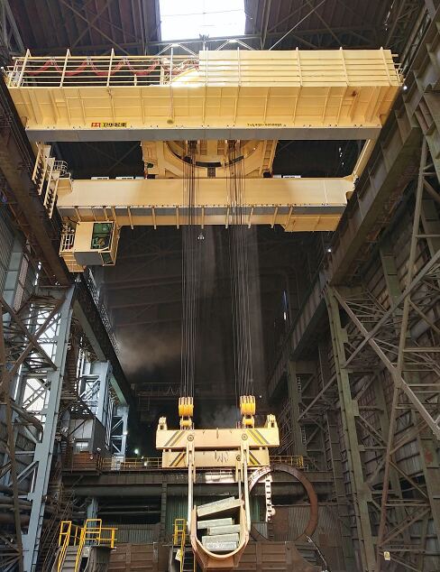 Ladle crane with twin hooks