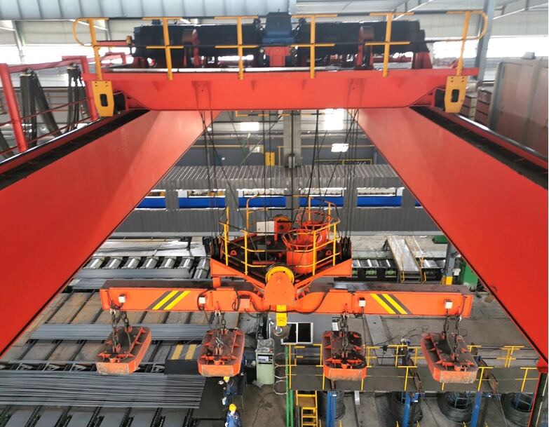 Rotating crane with electromagnet spreader over the cooling bed