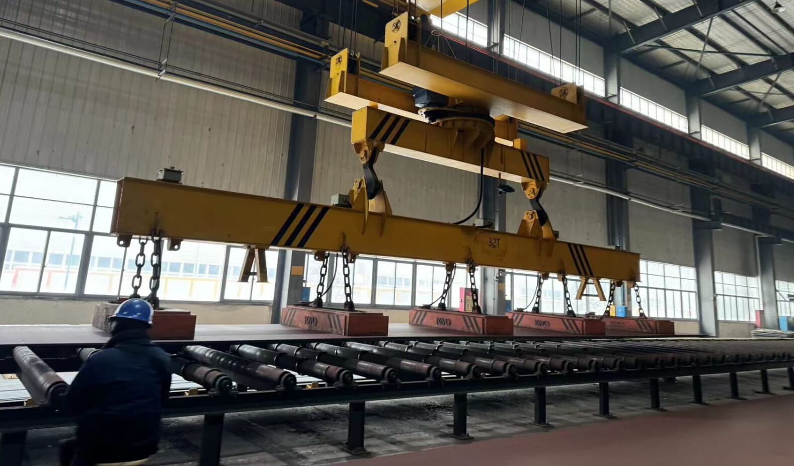 Spreader beam with lifting magnets
