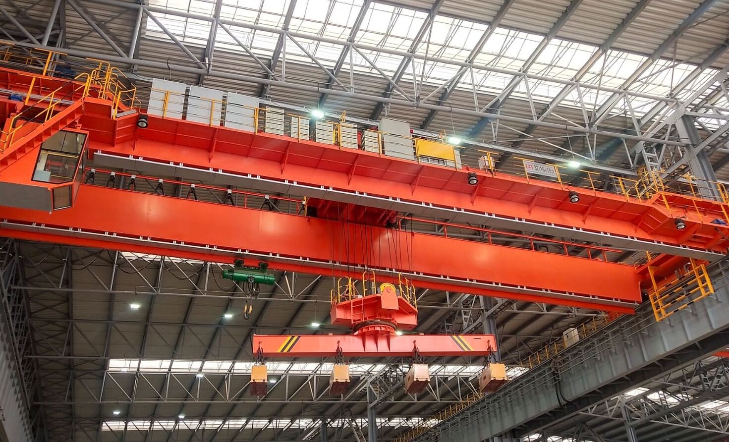 Double girder crane over finished-product storage