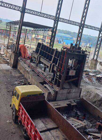 Installed scrap shear with a loading truck